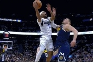 不太妙！约基奇被吹防守犯规 比赛还剩4分钟个人累计5犯 - 资讯配图