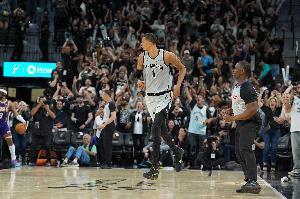 米奇：最喜欢文班的比赛瞬间是从他摆出防守姿态开始的 - 资讯配图