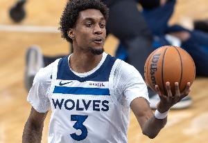 最后时刻伤退！麦克丹尼尔斯17中10拿到25分2断2帽 三分4中3 - 资讯配图