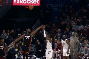 本场第二个三罚！维金斯扑防埃利斯被吹罚三分犯规 热火挑战失败 - 资讯配图