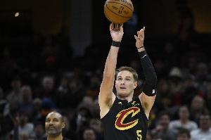 三分还没开！梅里尔半场7中2拿到7分 三分5投仅1中&有2次失误 - 资讯配图