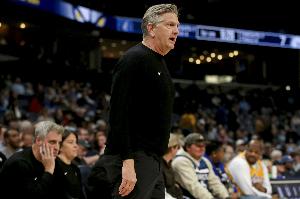 芬奇:麦克丹尼尔斯防守杜兰特时克服了一堆非法掩护 - 资讯配图