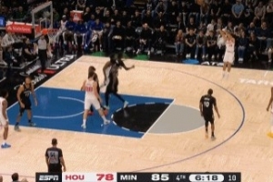 本场第几个了都？谢泼德外线超绝大空位三分继续打铁 自己很懊恼 - 资讯配图