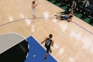 一通乱战！杜兰特传球申京失误 双方多人倒地混战&森林狼球权 - 资讯配图