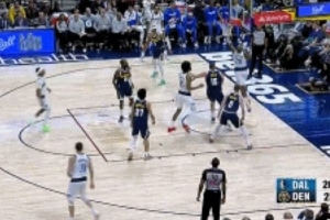 太尴尬！米德尔顿底线接球突破 上空篮被筐帽了 - 资讯配图