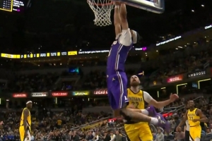 漫天飞饼！詹姆斯&东契奇连送助攻 海斯高效终结连中3球独得6分 - 资讯配图