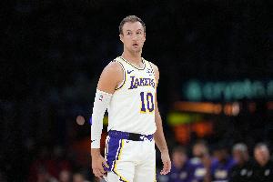 外线有谱!肯纳德半场三分2中2拿到8分 正负值+7 - 资讯配图