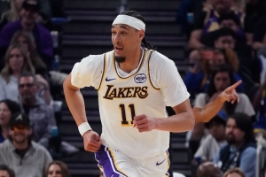 艾顿你好好养伤!海斯上半场6中4得到8分7板1助2帽 - 资讯配图