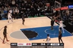 大锤发力！李凯尔单防伊森 连续送后者大帽并保护后场篮板 - 资讯配图