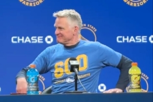 科尔穿600胜T恤接受采访:库里还没对抗训练 侧翼位置现在很薄弱 - 资讯配图