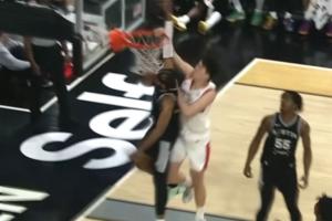 炸了炸了！杨瀚森顺下举火烧天单臂隔扣班克斯！本场9中9！ - 资讯配图