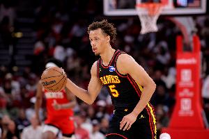 真能抢啊！丹尼尔斯冲下8个前场篮板 14中8拿到16分13板4助 - 资讯配图