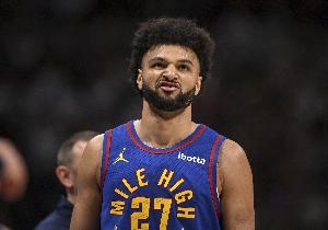 遇神杀神！贾马尔·穆雷中路突击挑篮得手 已砍45分打停独行侠 - 资讯配图