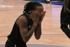 一脸不可思议！海兰德撞倒芬尼·史密斯被吹犯规 森林狼挑战成功 - 资讯配图