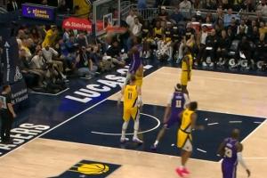 这球帅炸！布朗尼空切暴起单臂炸扣引爆全场&詹姆斯全程目睹 - 资讯配图