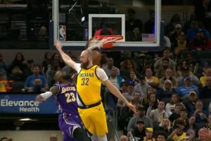 这TM41岁？？！詹姆斯一条龙对抗撞飞对手 左手再次隔扣赫夫2+1！ - 资讯配图