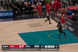 不错的嗅觉！库明加机警抢断 反击轻松双手扣空篮！ - 资讯配图