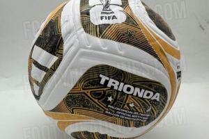 谁能踢上?世界杯决赛用球谍照:白色为底,搭配金色和黑色细节 - 资讯配图
