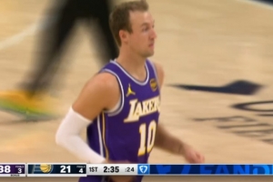 乘胜追击！肯纳德外线开火 连续三分命中助湖人领先17分打停对手 - 资讯配图