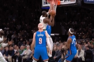 闲庭信步！杰伦·布朗体前变向过掉亚历山大 滞空拉杆上篮打中 - 资讯配图