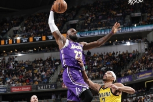 生涯第23赛季&41岁!詹姆斯本次六连客合计15记扣篮 场均2.5扣 - 资讯配图