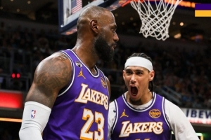 湖人官方发布赢球海报:封面人物詹姆斯+海斯 - 资讯配图