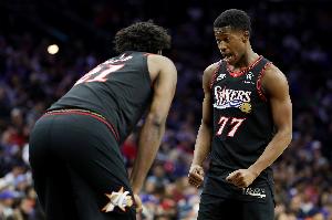 很慌!埃奇库姆谈恩比德:我一直问他你还好吗 结果他复出就35分 - 资讯配图