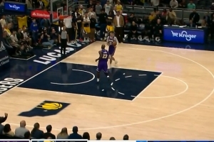 空篮没上！湖人前场2打0 詹姆斯助攻拉拉维亚扣篮 - 资讯配图