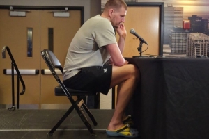 有趣的灵魂！约基奇穿小黄人洞洞鞋接受采访 此前cos该电影角色 - 资讯配图