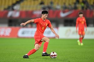 媒体人:陈泽仕是这届国青最好的中场,身材高大而且全能 - 资讯配图