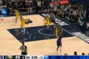 要当射手？范德比尔特侧翼接球 踩线长两分洞穿篮心 - 资讯配图