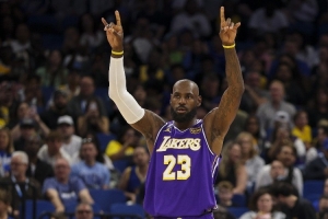 结束传奇生涯?数据媒体:詹姆斯今夏退役的概率为22% - 资讯配图