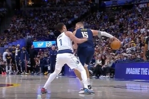 仙人指路！约基奇背传精准找到沃特森 后者起飞暴力劈扣 - 资讯配图