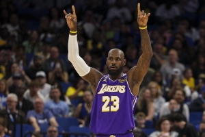 2026年仅三位球员场均20+5+5&命中率50%:詹姆斯+字母哥+约基奇 - 资讯配图