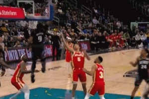 蹦真高！詹金斯突破抛传 奥萨尔底线空切起飞单手空接暴扣！ - 资讯配图