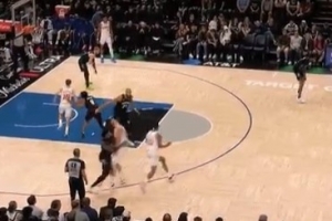 这谁扛得住啊！兰德尔追防直接撞翻挡拆的申京 被追加一级恶犯 - 资讯配图