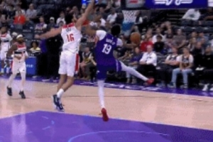 参加明年扣篮大赛吧！贝利快下接球迎着防守 跨步大翻身劈扣 - 资讯配图