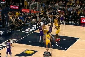 谁说没哨？詹姆斯持球强攻对抗防守 被吹了进攻犯规 - 资讯配图