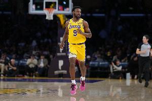 55号秀！布朗尼献精彩单臂炸扣 全场13分钟4中2拿4分1板1助2断1帽 - 资讯配图