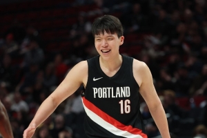 9中9砍20+9+5！杨瀚森发博：我拍了拍自己的头 干得漂亮 继续努力 - 资讯配图