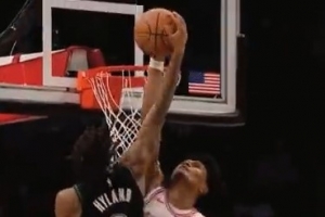 干干净净！阿门篮下补防直接迎面大帽海兰德扣篮 - 资讯配图