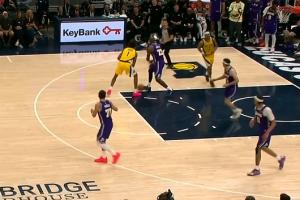 本来0失误的啊！詹姆斯最后时刻拿球看向雷迪克 被托平生断暴扣！ - 资讯配图