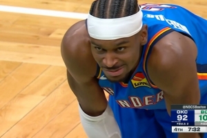 两个人都笑了！杰伦·布朗强攻亚历山大对抗打成2+1 - 资讯配图