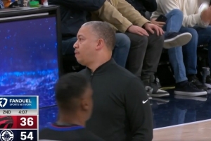 你也试试这招！巴恩斯当面抢断伦纳德 快攻暴扣打停快船 - 资讯配图