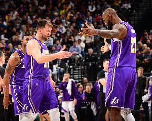 斯玛特：更衣室领袖肯定是我 东&詹不爱说话 艾顿有点乱来得管管 - 资讯配图