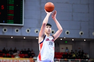 媒体人:广州细节有点粗糙 打强队关键球抓不住机会 防守易出问题 - 资讯配图