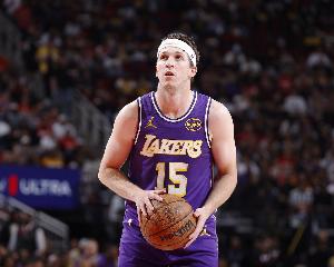 外线哑火！里夫斯半场8投仅2中拿到7分5助3断 三分3中0 - 资讯配图