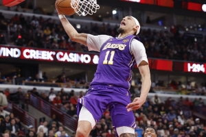 拉拉维亚抢断 詹姆斯仙人指路助飞海斯 湖人开场先声夺人 - 资讯配图