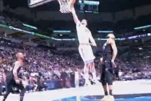 举火烧天！杜兰特送击地妙传 申京接球起飞单臂暴扣 - 资讯配图