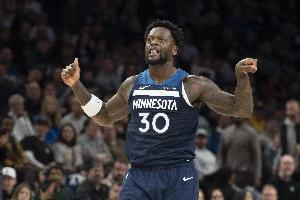 很强硬！兰德尔篮下强打小史密斯抛投反超火箭1分 - 资讯配图